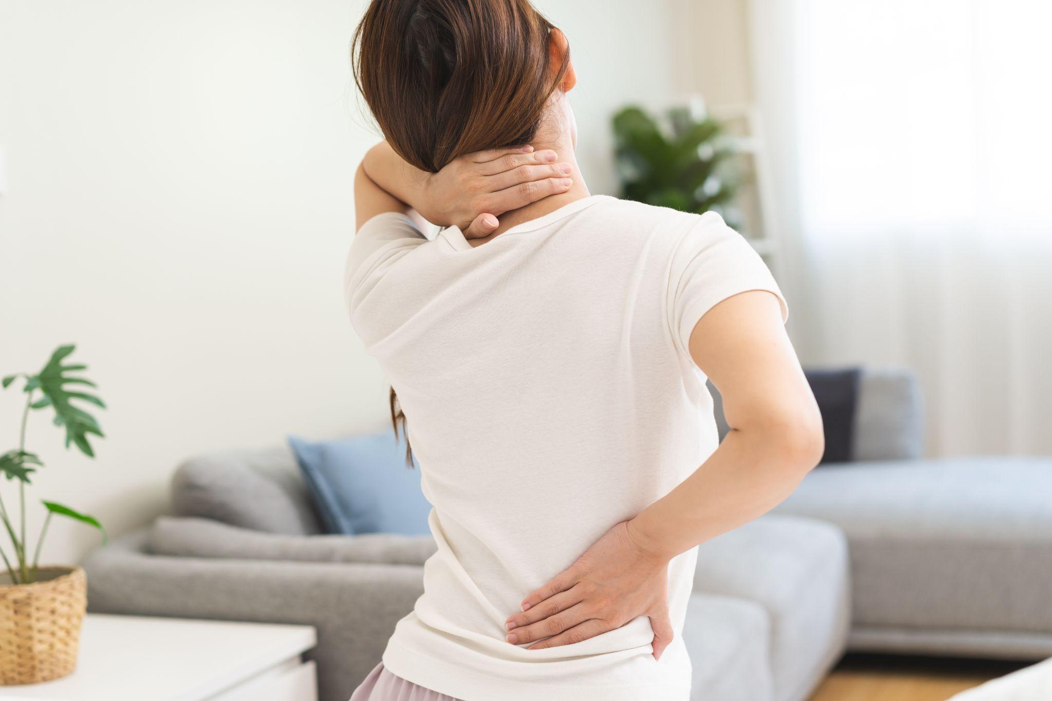 むちうちは温める？冷やす？時期別の正しい判断基準と対処法