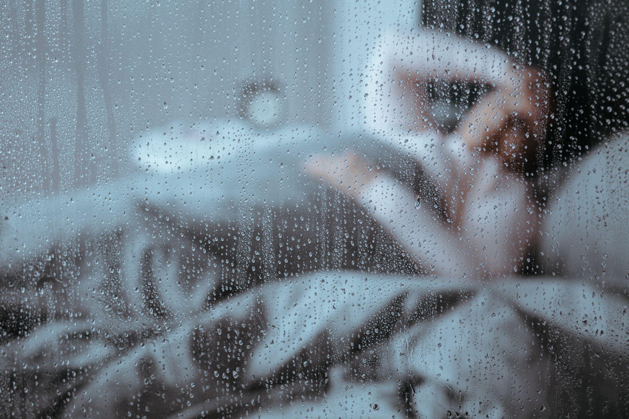むちうちが雨の日に痛む理由と自分でできる対策、通院時に伝えるべきこと